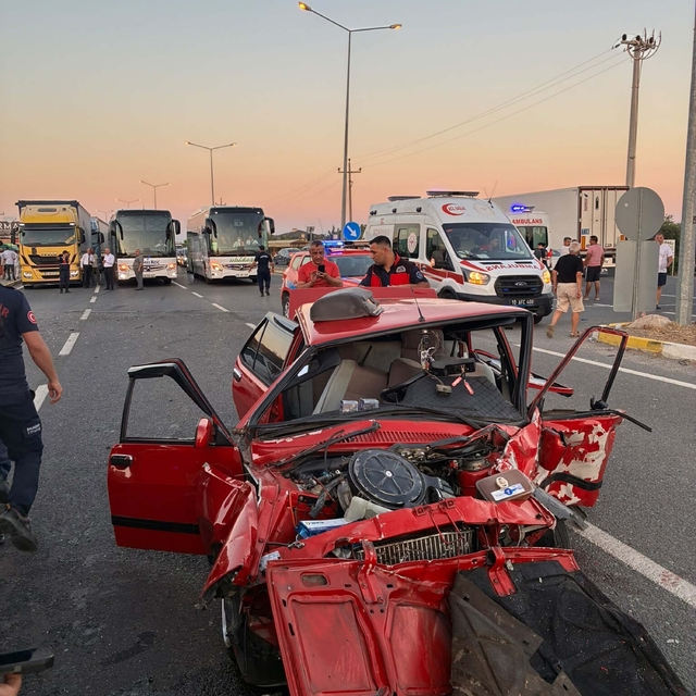 Balıkesir'de kavşakta iki otomobil çarpıştı: 2 ölü, 3 yaralı