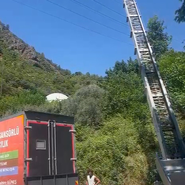 Ev taşıma sırasında yük asansörü elektrik hattının üzernie düştü; 2 ölü