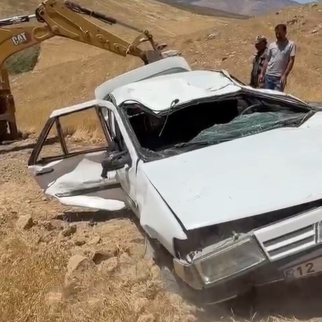Siirt'te otomobil hurdaya döndü: 2 yaralı