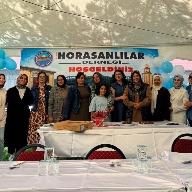 "Bahçe bizden, bohça sizden"  diyerek buluştular