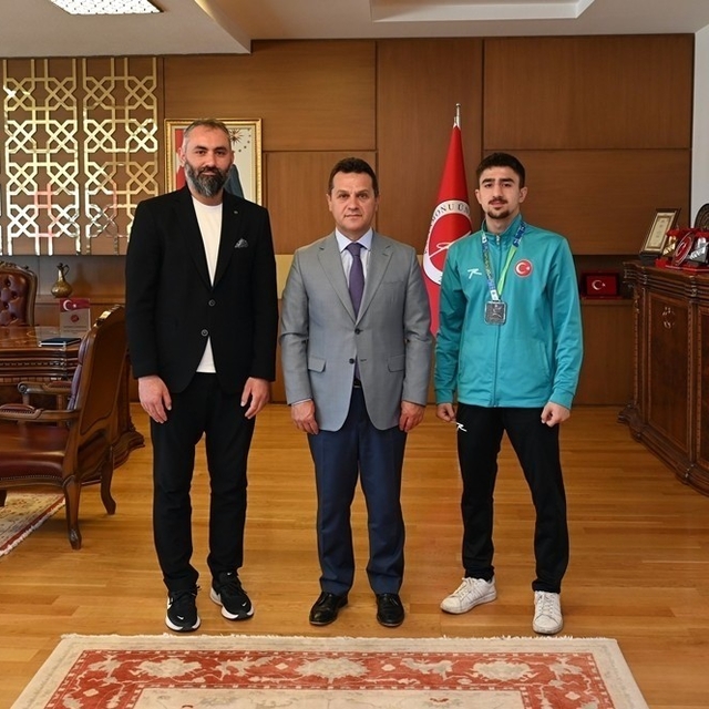 Rektör Topal, dünya ikincisi olan sporcuyu tebrik etti