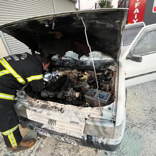 İslahiye'de park halindeki otomobil yandı