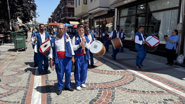 Edirne'de davul-zurna ekibinden esnafa Kırkpınar daveti
Edirne'nin düğünü başlıyor: 40 kişilik davul-zurna ekibinden esnafa davet