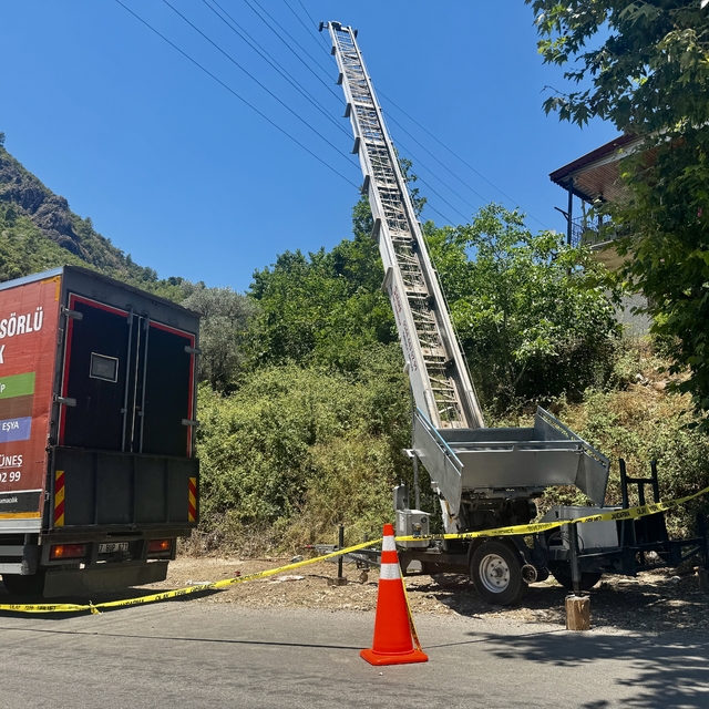 Antalya'da eşya taşırken elektrik akımına kapılan 2 kişi öldü