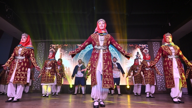 Halk dansları gala gecesi büyüledi