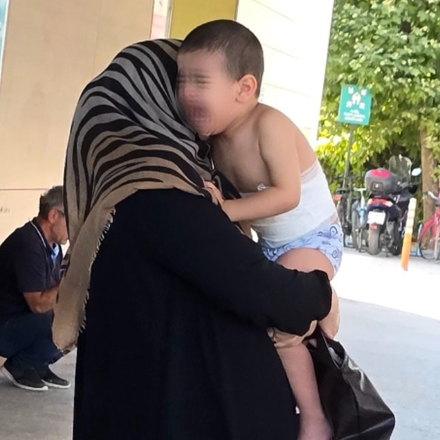 Üzerine çay dökülen 3 yaşındaki Alparslan yaralandı