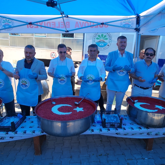 Amasya'nın ilçelerinde vatandaşlara aşure dağıtıldı
