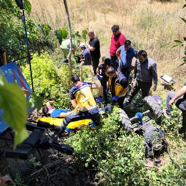 Malatya'da çapa motoru devrildi: 3 yaralı