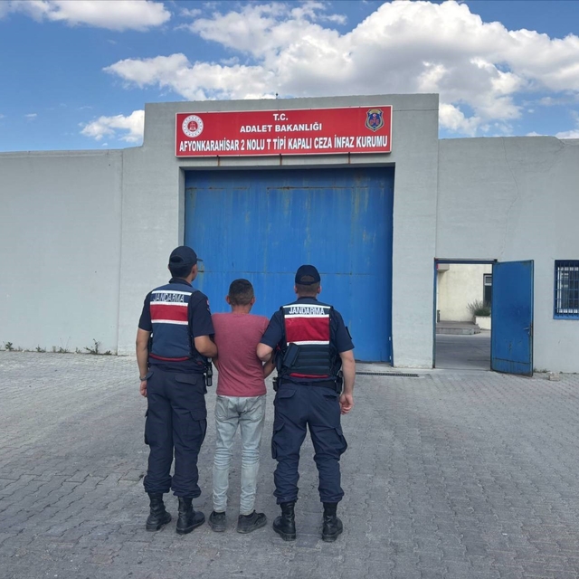 Jandarma çeşitli suçlardan aranan 35 kişiyi yakaladı
