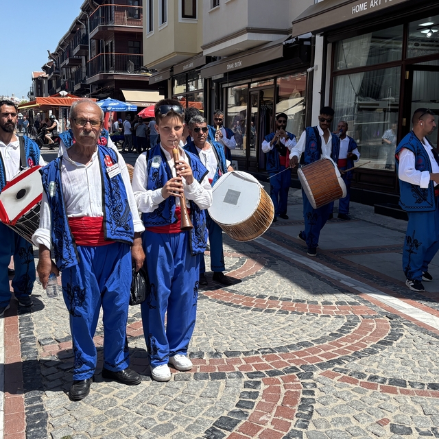 Edirne'de davul-zurna ekibinden esnafa Kırkpınar daveti
Edirne'nin düğünü b...