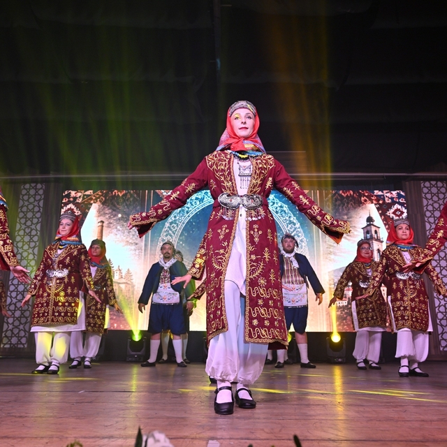 Halk dansları gala gecesi büyüledi