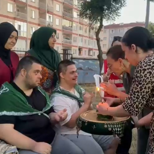 Özel rehabilitasyon merkezindeki öğrencilere temsili asker eğlencesi düzenl...