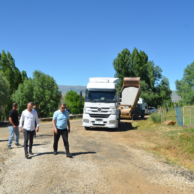Muş'ta köy yollarında çalışmalar devam ediyor