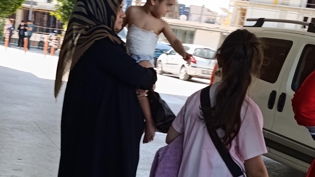Üzerine kaynar çay dökülen çocuk hastaneye kaldırıldı