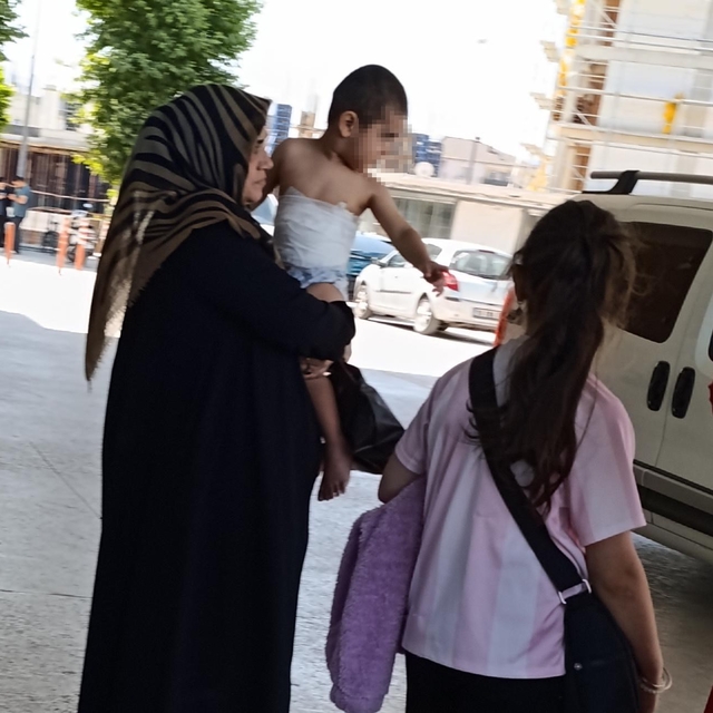 Üzerine kaynar çay dökülen çocuk hastaneye kaldırıldı