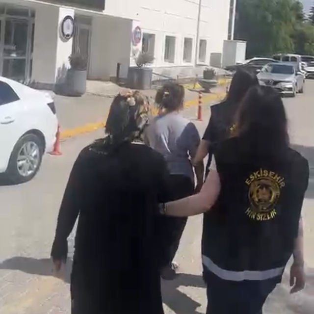 Hırsızlıktan 49 yıl hapis cezası bulunan kadın son soygununda yakayı ele ve...