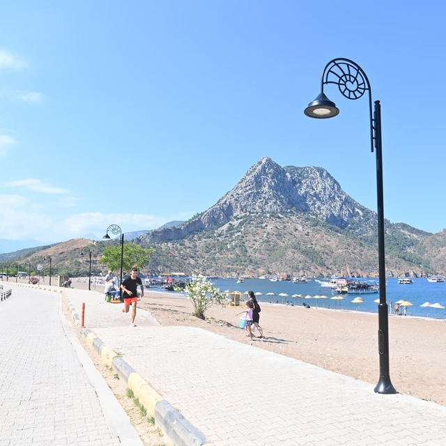 Adrasan sahili yürüyüş yolunda aydınlatma çalışmaları tamamlandı