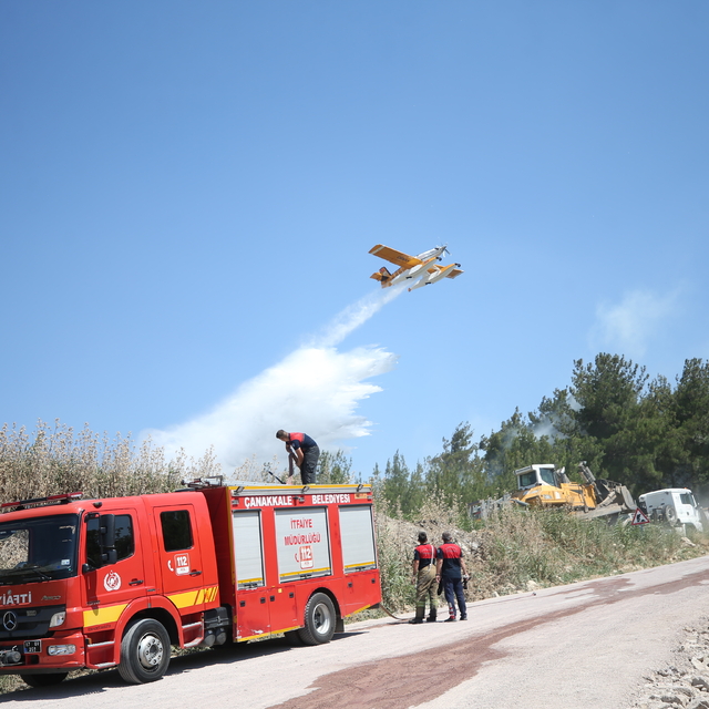 Çanakkale'de ormanlık alanda çıkan yangına müdahale ediliyor