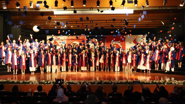 SANKO Üniversitesi Tıp Fakültesinde mezuniyet coşkusu
SANKO Üniversitesi Mütevelli Heyet Başkanı Zeki Konukoğlu: "Bilimin rehberliğinde ilerleyen, vicdanının sesini dinleyen, etik değerlere bağlı ve insan onurunu her zaman önceleyen hekimler olacağınıza inanıyorum"
SANKO Holding Yönetim Kurulu Başkanı Adil Sani Konukoğlu: "Öğrendiklerinizi toplum yararına kullanma zamanı geldi"
SANKO Üniversitesi Rektörü Prof. Dr. Güner Dağlı: "Başarının anahtarı ekip çalışmasıdır"
SANKO Üniversitesi Tıp Fakültesi Dekanı Prof. Dr. Salih Murat Akkın: "Hastalarınıza bütüncül yaklaşmaktan vazgeçmeyin"