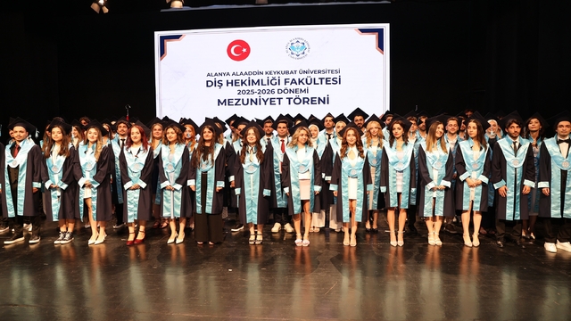 ALKÜ'de diş hekimliği fakültesinde mezuniyet heyecanı