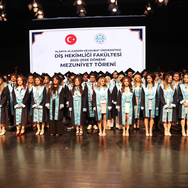 ALKÜ'de diş hekimliği fakültesinde mezuniyet heyecanı