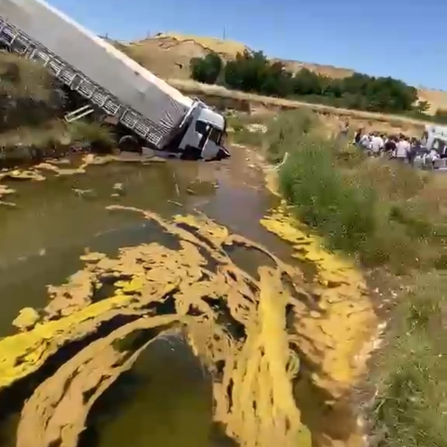 TIR, bariyerleri aşıp, dereye düştü; 3 yaralı