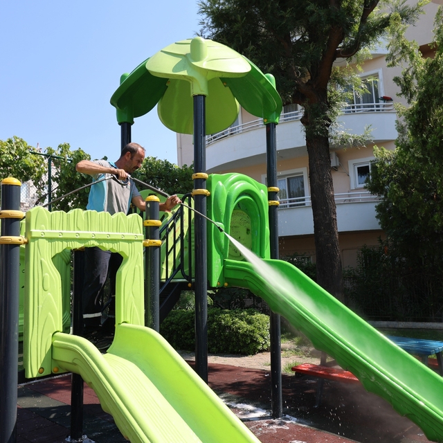 Marmaris'te temizlik çalışmaları sürüyor