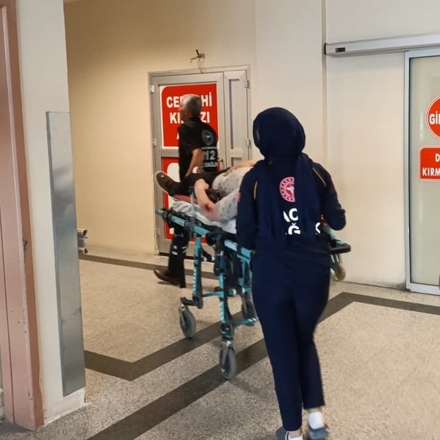 Otomobille motosiklet çarpıştı. 1 yaralı