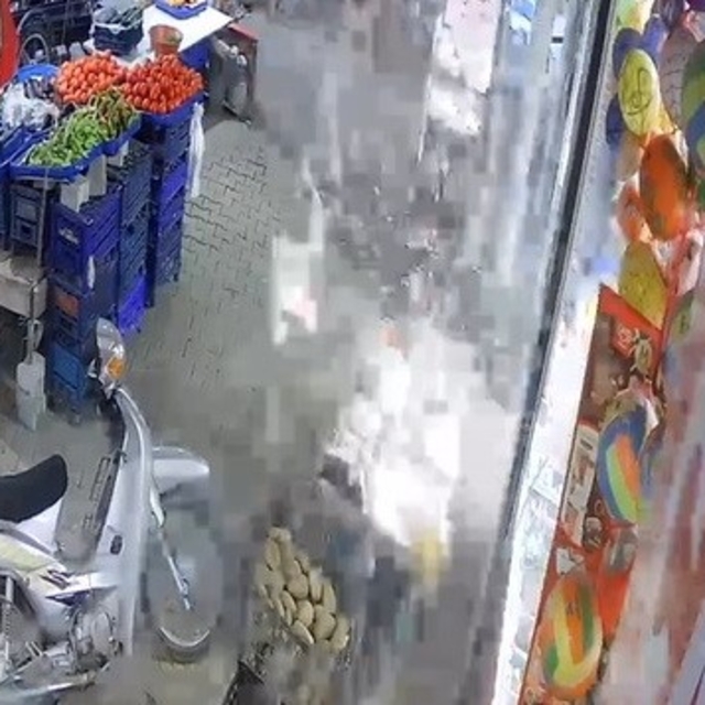 Manisa'da sirke şişesi bomba gibi patladı