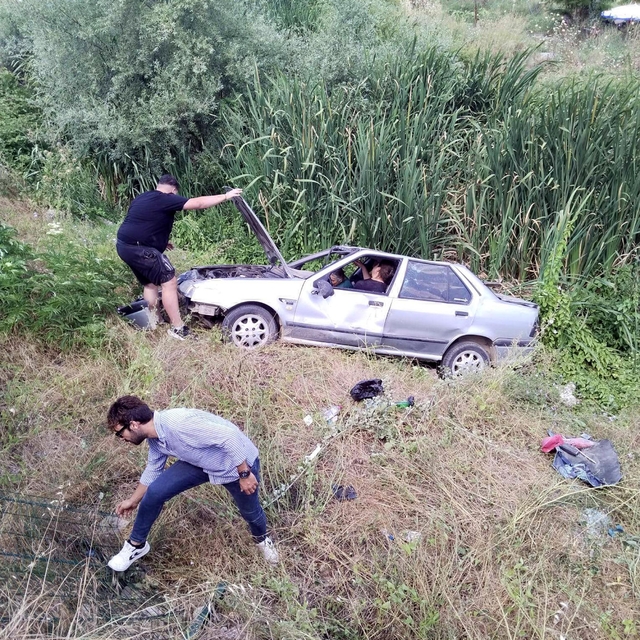 Dere yatağına devrilen otomobildeki 2 kişi yaralandı
