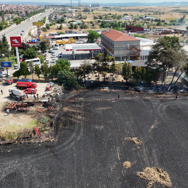 Buğday tarlasında çıkan yangın, akaryakıt istasyonuna sıçramadan söndürüldü