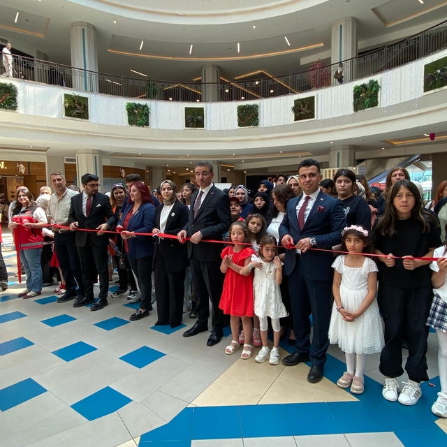 Erzurum'da koruyucu aile farkındalık sergisi yoğun ilgi gördü