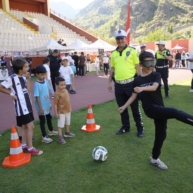 Gümüşhane'de çocuklar spor şenliğinde eğlenceli vakit geçirdi