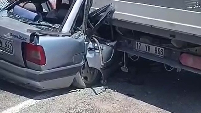 Çanakkale'de otomobil kamyonete arkadan çarptı: 4 yaralı