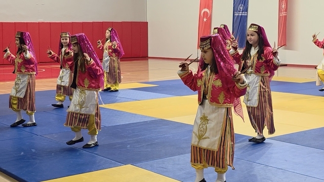 Çorum'da gençler ve çocuklar gösterileriyle alkış topladı
