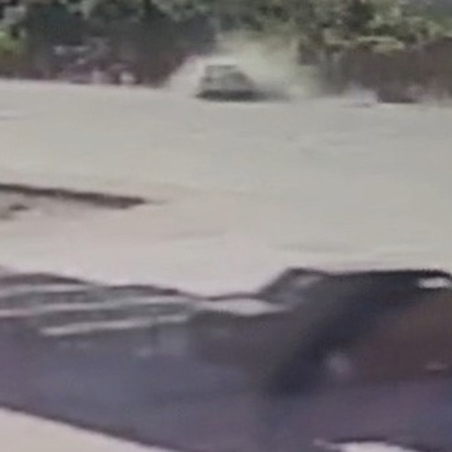 Otomobil park halindeki araca çarptı: 1 ölü, 2 yaralı