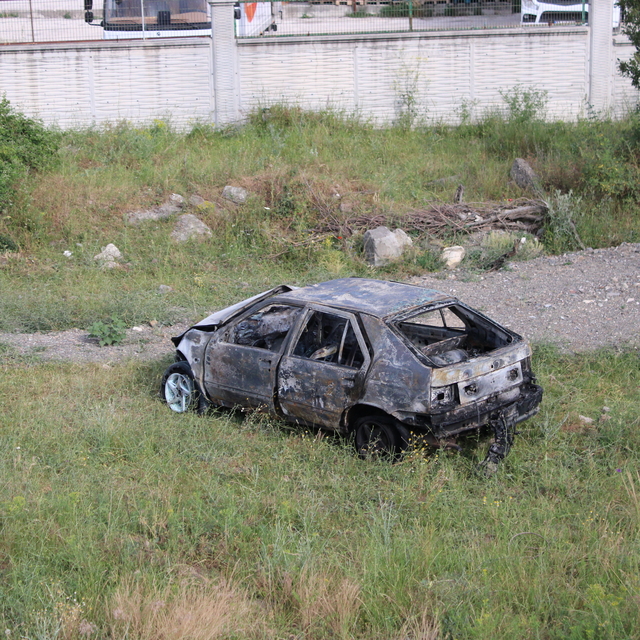 Kastamonu'da kamyonetle çarpışan otomobil alev aldı