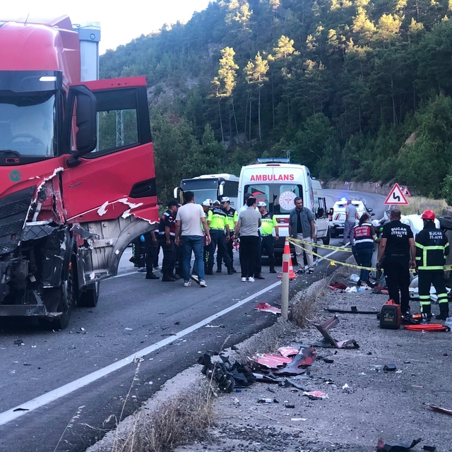 Burdur'da tır ile hafif ticari araç çarpıştı: 1 ölü, 1 yaralı