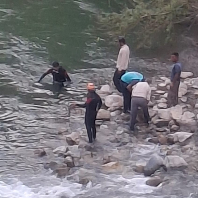 Bitlis'te dereye giren 3 kardeşten biri hayatını kaybetti, diğerini ise bab...
