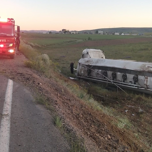 Bayburt'ta yakıt yüklü tanker devrildi: 1 yaralı