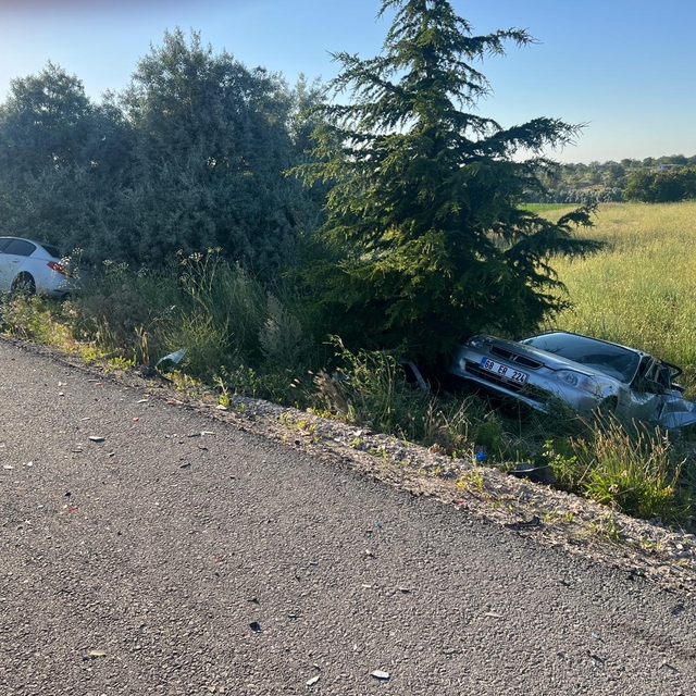 Otomobilin, park halindeki otomobile çarptığı kaza kamerada: 1 ölü, 1 yaral...