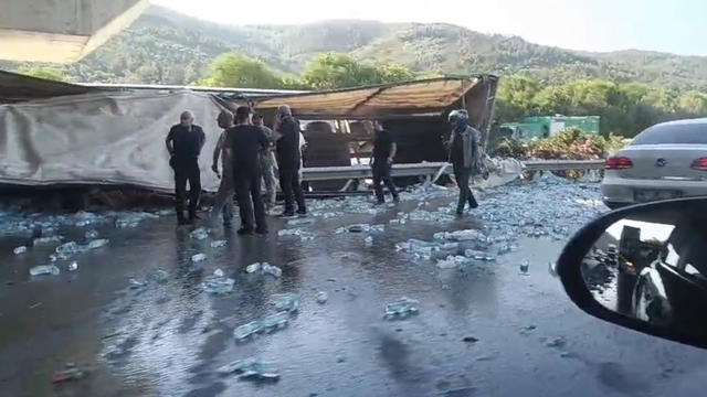Su yüklü tır hızlı tren köprüsü ayağına çarptı : Sürücü hayatını kaybetti