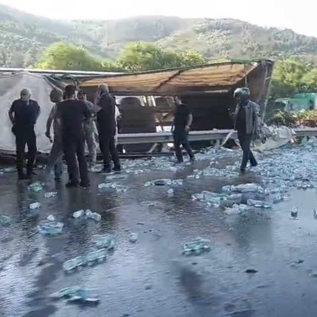 Su yüklü tır hızlı tren köprüsü ayağına çarptı : Sürücü hayatını kaybetti