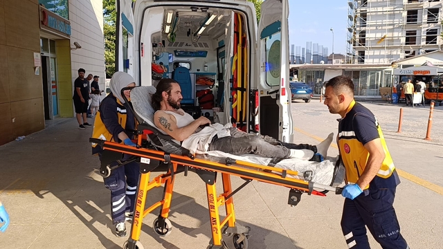 Borcunu istediği arkadaşı tarafından bıçakladı