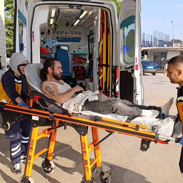 Borcunu istediği arkadaşı tarafından bıçakladı