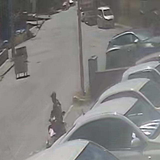Ahlat'ta çöp konteyneri caddeyi birbirine kattı