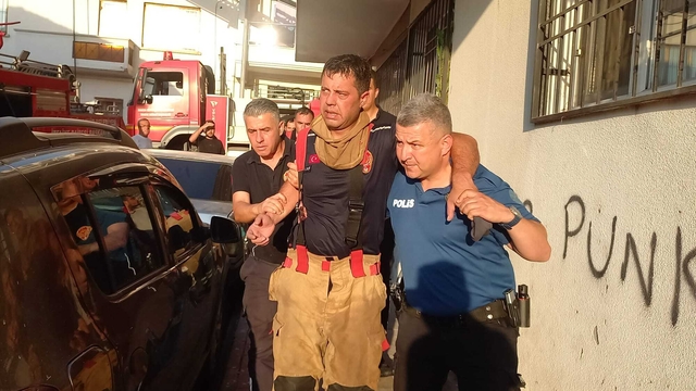 Manisa'da çıkan yangında 3 itfaiye eri yaralandı, 4 kedi öldü