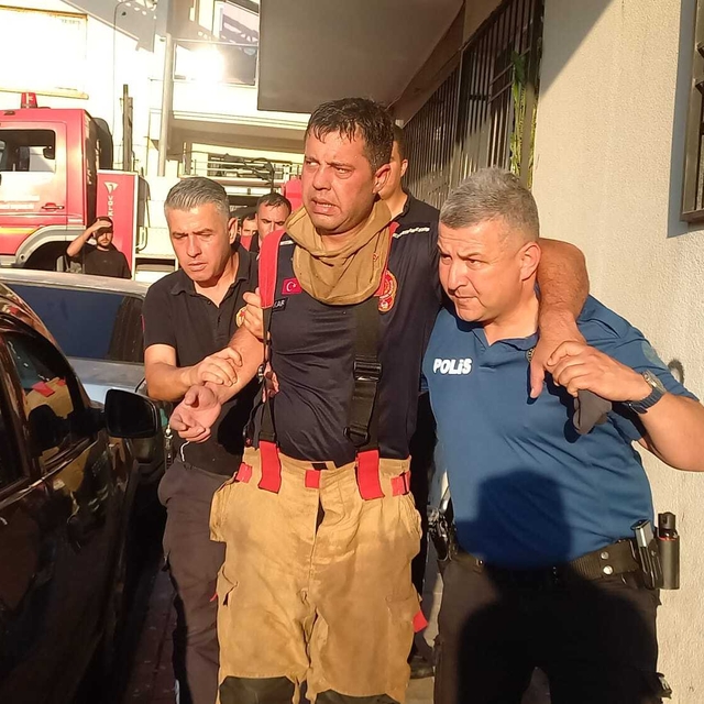 Manisa'da çıkan yangında 3 itfaiye eri yaralandı, 4 kedi öldü
