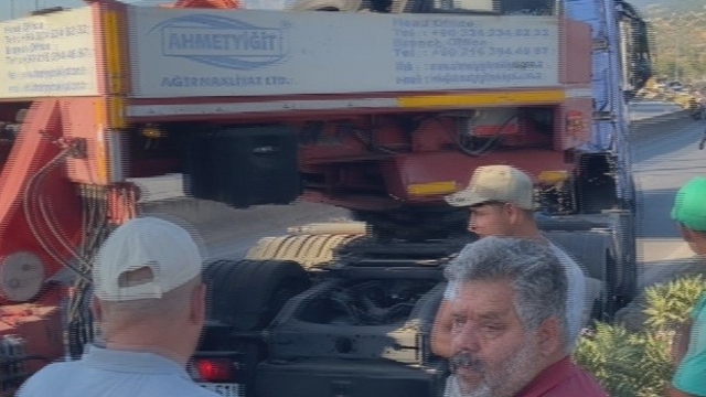 Hatay'da devrilen tır yolu trafiğe kapattı, uzun araç kuyruğu oluştu