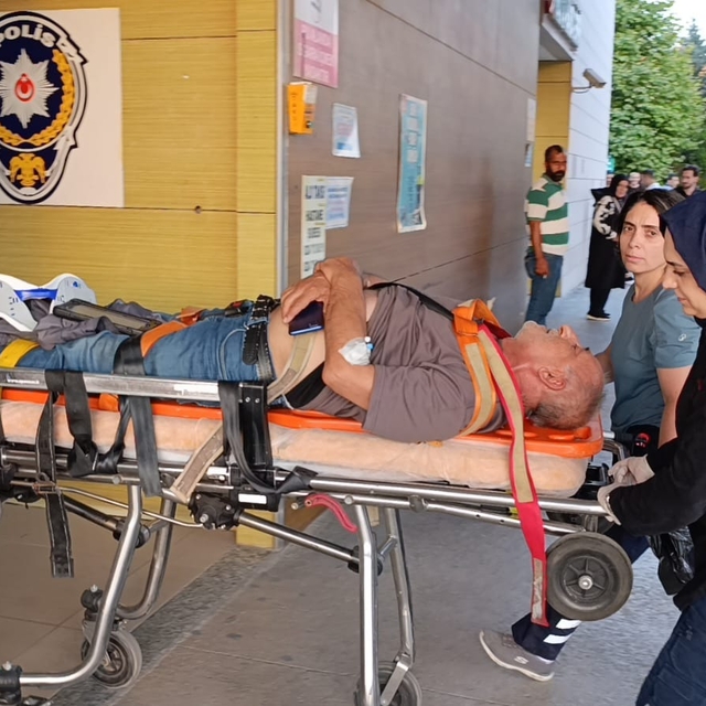 Park halindeki kamyona çarpan servis minibüsünün şoförü ağır yaralandı